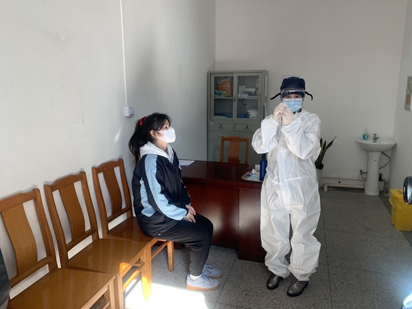 生乐物业-交大附中进行疫情防控演练，发现异常后，立即转移到核酸异常人员隔离区5.jpg