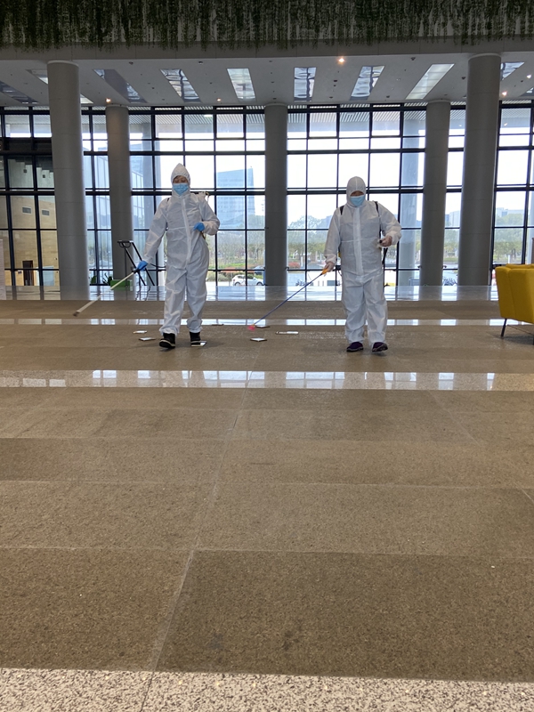 生乐物业-海事大学管理处的保洁正对校图书馆地面进行全方位无死角消杀3.jpg