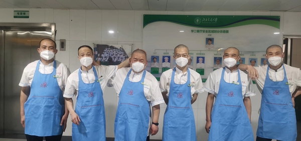 1673574742905035.jpg 校园封闭管理期间,互剃光头的6位食堂师傅.jpg