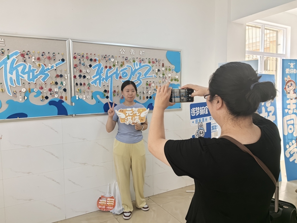家长和学生拍照留影（宿管中心 姜莹摄）.jpg