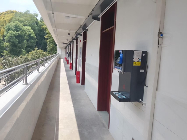 每层楼安装直饮机（宿管中心 邱梦 摄）.jpg